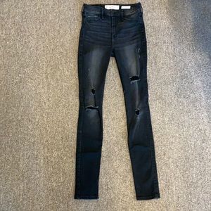 HOLLISTER HIGH RISE SUPER SKINNY DISTRESSED JEANS (0R)